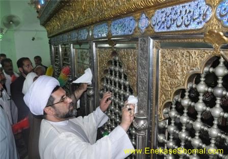 عطرافشانی بقعه امامزاده عباس(ع) ساری