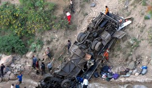 شناسایی هویت متوفیان عراقی حادثه اتوبوس در مازندران آغاز شد