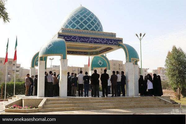 عطرافشانی حرم شهدای گمنام با حضور خادمان رضوی در ساری
