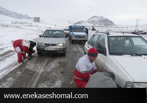 کمک به سرنشنیان خودرو‌های گرفتار در جاده‌های مازندران